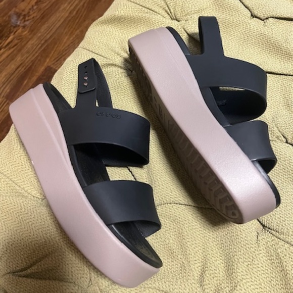 Crocs Brooklyn Low Wedge Sandal - Picture 3 of 12